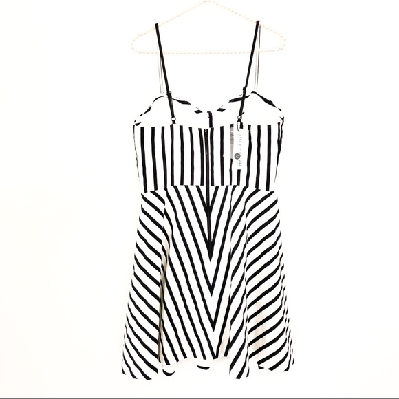 Alice+Olivia Nella Striped Button Front Dress NWT - Picture 5 of 8